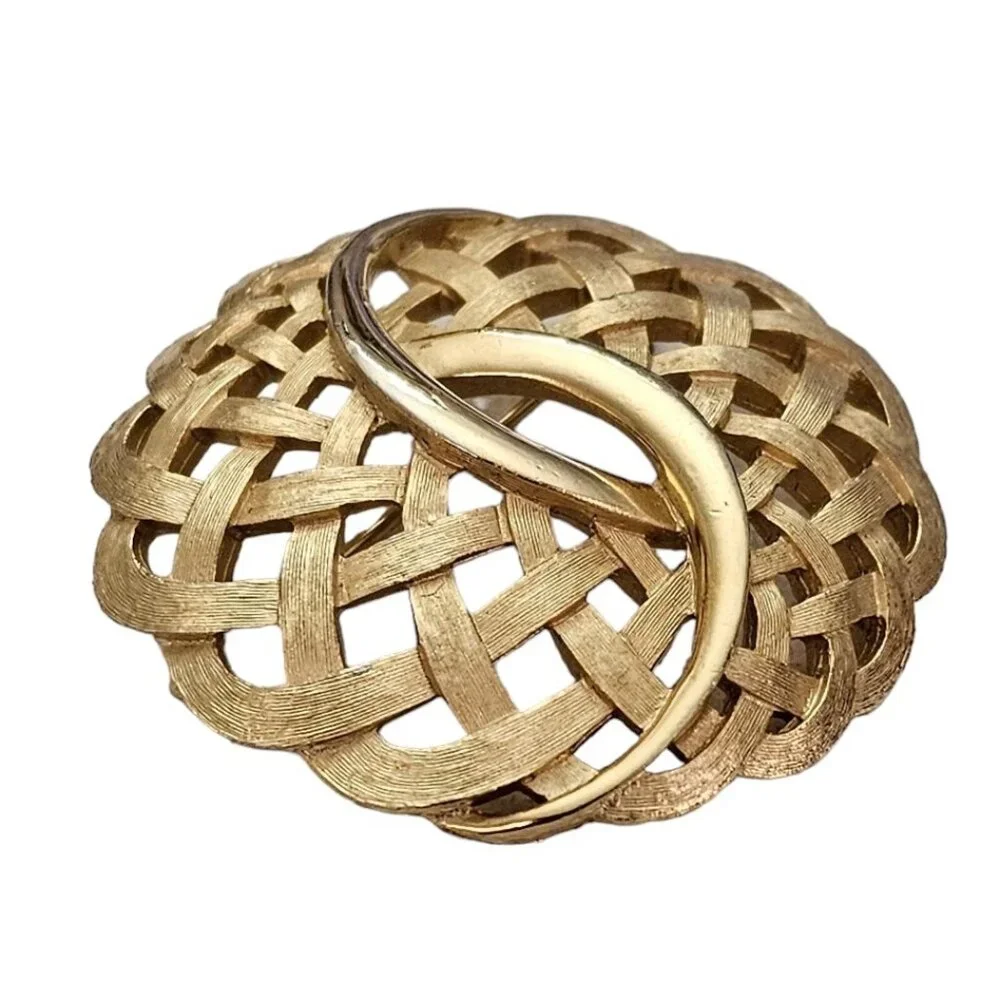 Trifari Gold Tone Lattice Weave Round Ruffle Brooch, Signed L412 - Picture 3 of 9